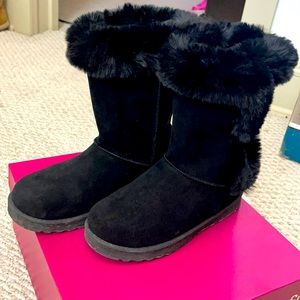 Black fur boots. Size 6.